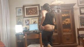 TIGHT JEANS AND BUTTCRACK