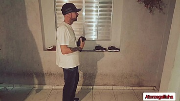 Costureira safada não aguentou ver cliente de pau duro!