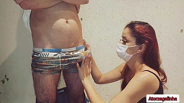 Costureira safada não aguentou ver cliente de pau duro!