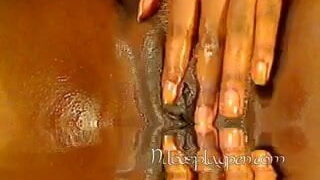 Sólový film amatérky Nilou Achtland masturbuje