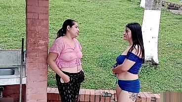 Cuñada se aprovecha de que se van todos de casa para repetir sexo lesbico con la novia de su hermano y lo hacen al aire libre - PORNO EN ESPAÑOL
