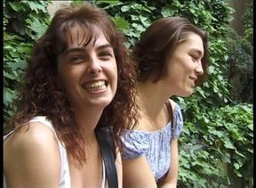 Lesbische Spiele in Der Badewanne - Lesbian Games in the Bathtub