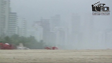 Coroa gostosa na praia, não aguentou e mostrou tudo.