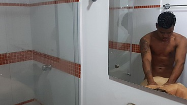 Seduzco a mi hijastro en la ducha. Me encanta su polla. Parte 2. Me folla como me gusta