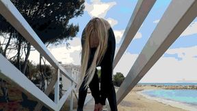 Stuck shoes on the beach AVI(1280x720)FHD