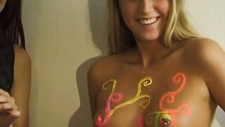 Bodypainting mit geilen 18 Yo