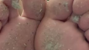 Exécute mes ordres sous mes pieds sales