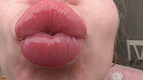 Sweet glossy kisses! MP4