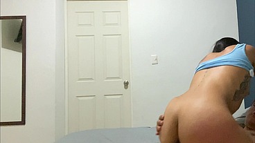 mi hermanastra cumplió la mayoría de edad y me pide que la enseñe a montar una polla
