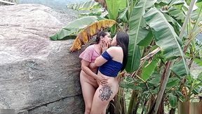 cunada se aprovecha de que se van todos de casa para repetir sexo lesbico con la novia de su hermano y lo hacen al aire libre - porno en espanol
