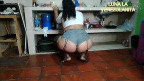 me encanta portarme como toda una puta para chuparle la verga y me de una buena culeada de pie
