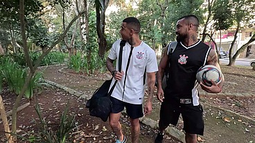 Fui devorada pelos jogadores do meu time favorito DP com os pauzudos com anal