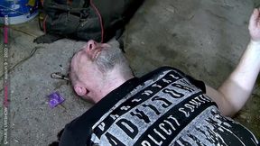 la meuf chiante se fait baiser le cul dans la cave