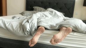 BIG DIRTY FEET SNORING IN BED - MOV HD