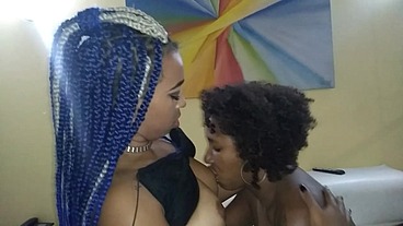 Preta fogosa bandida em um super BI feminino fazendo a Naná gozar de prazer