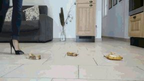 In the kitchen in slippery flip flops MP4(1280x720)FHD