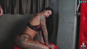 morena toda tatuada recebe sua primeira massagem
