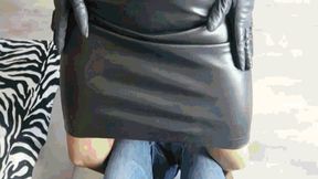 You are a slave to my leather skirt MP4(1280x720)FHD
