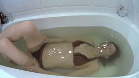 HOLD BREATH IN HOT BATHTUB AND SEXY BUBLES UNDERWATER 12 HT