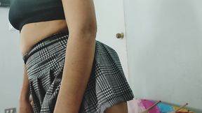 hijastra bien caliente vestida de colegiala le ensena la falda de colegiala a su padrastro y termina acostadose en su cama.