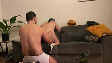 Sendo fodido com força pelo cliente, o motoboy pediu gorjeta e ganhou pica.