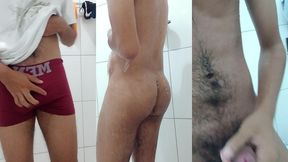 novinho gostoso tomando banho e brincando com o pau ate dar vontade de gozar muito leite