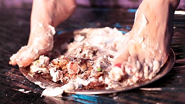 Esmagando um bolo delicioso com meu pés - Messy Foot Worship