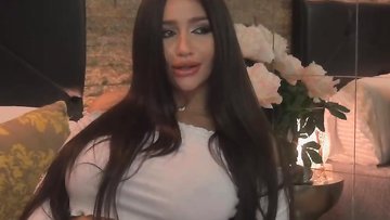 Huge Melons Babe in an Ultra Hot Cam Show