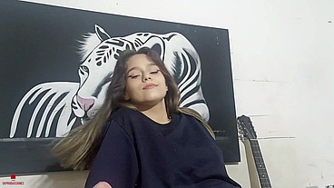 Mi pequeña hermanastra esta enojada conmigo porque no la cojo lento.