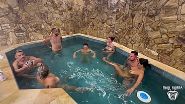 AMIGOS DE FLORIPA VÃO NO MOTEL FAZER TROCA DE CASAL E SURUBA NA PISCINA ******