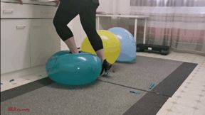Mila - blue balloons sea
