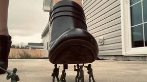 Giantess Defeats Army