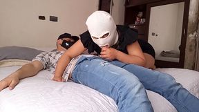 morena colombiana hace garganta profunda y luego monta a su vecino