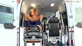 der achim schwuttke, auch ihn erwischt sein sex-drang eines tages ... oder war das geplant - das hubsche rettungsteamgirl aufsitzen zu lassen ... mandy mystery lasst sich nicht lange bi