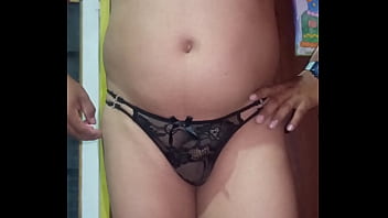 Veo la tanga en el caj&oacute_n y la modelo