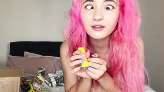 Youtuber hace umboxing Desnuda