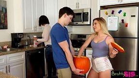 Stepsis Aubrey spies on her horny&#x1F975; stepbrother banging the family pumpkin