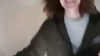 Nachbars Tochter im Hinterhof zum Ficken getroffen