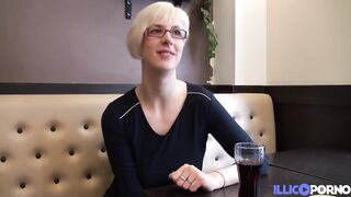 Eva, blonde aux gros seins, revient pour avoir deux bites