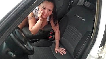 Dogging real de dia em uma praça