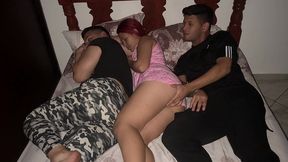 mi novia trajo a su mejor amigo a vivir a nuestra casa y no me gusta que tenemos que compartir cama con el porque siento que se la folla al lado de mi