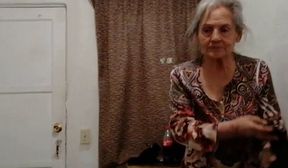 Vov de 90 anos est fazendo sexo com seu neto excitado em seu quarto