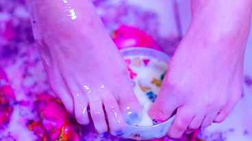 Bia Roman Gets Her Sexy Feet All Messy