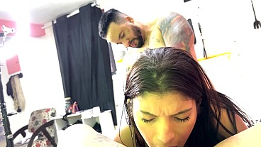 O marido da minha amiga me fodeu gostoso de quatro