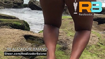 brazillian bull Realizador Baiano leva morena rabuda a praia e faz ela se exibir e chupar a rola do comedor em plena luz do dia. Vouyer exibicionismo , putinha fazendo sexo oral boquete na praia.