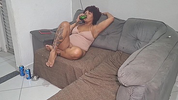 Triste com os vacilos do meu marido fui pra casa da minha amiga bebemos e ela se aproveitou de mim
