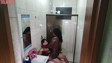 FLAGREI MEU AMIGO TOMANDO BANHO NÃO PERDI TEMPO! CAÍ DE BOCA E BUCETA NO PAUZÃO DELE
