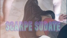 schiavo annusa le sneakers odorose