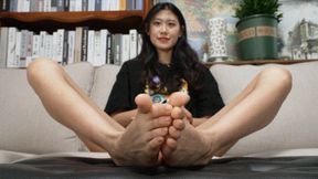 Beautiful and sexy model iqiqi shows her sexy big 40EU feet3 HD