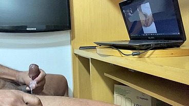Gozando gostoso na chamada de vídeo